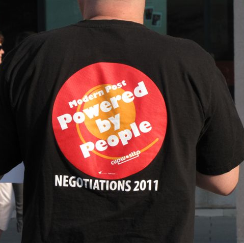 Postal workers lock out Canada Post in Ottawa on June 16, 2011. Photo: CUPW. manif lock-out cpc 021